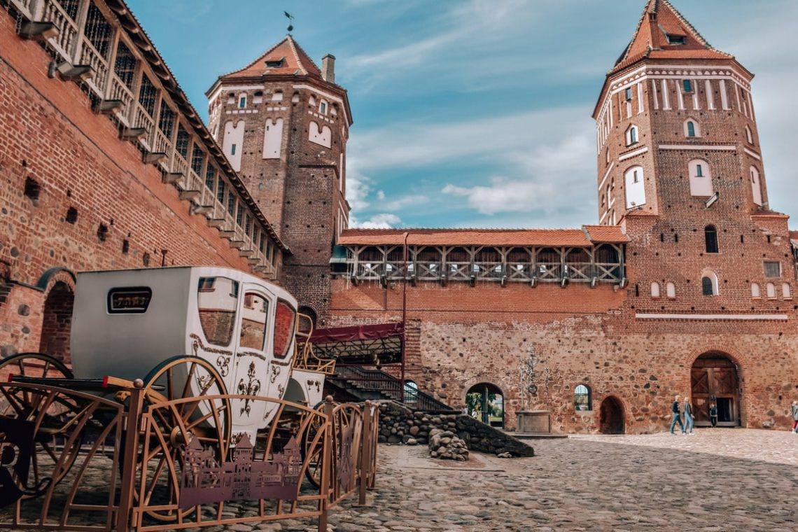 doehat-v-mirskij-zamok